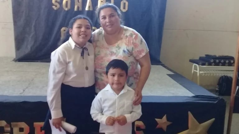 Rosa con su mamá, Paola, y su hermanito Tomás 