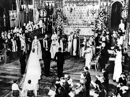 La entonces princesa Isabel se casó con Felipe de Grecia y Dinamarca en la Abadía de Westminster de Londres. La princesa Alicia estuvo ahí (AP Photo)