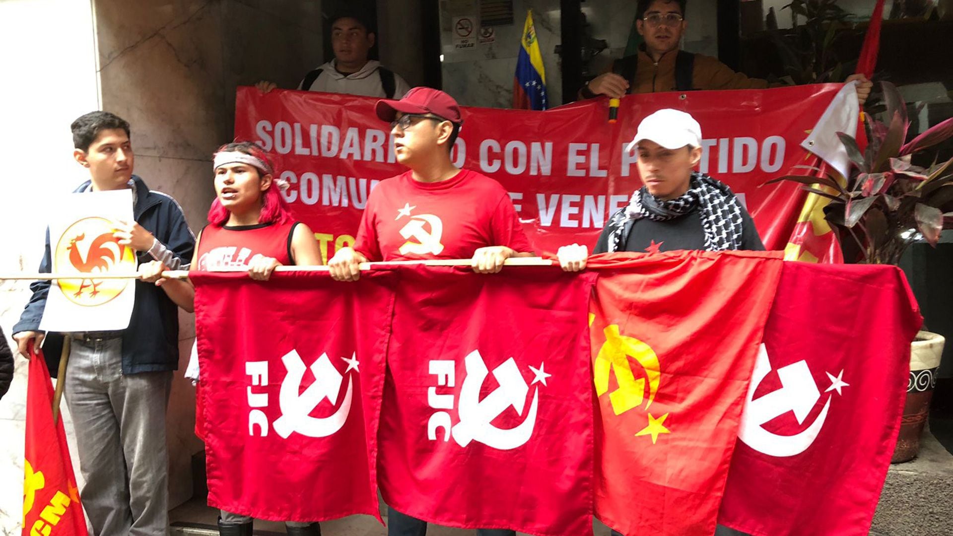 Decenas de activistas irrumpieron en la sede diplomática en Ciudad de México