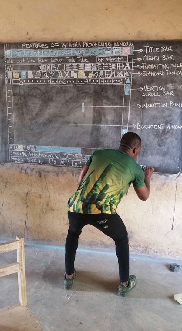 Richard Appiah Akoto enseña Microsoft Word desde un pizarrón en Ghana