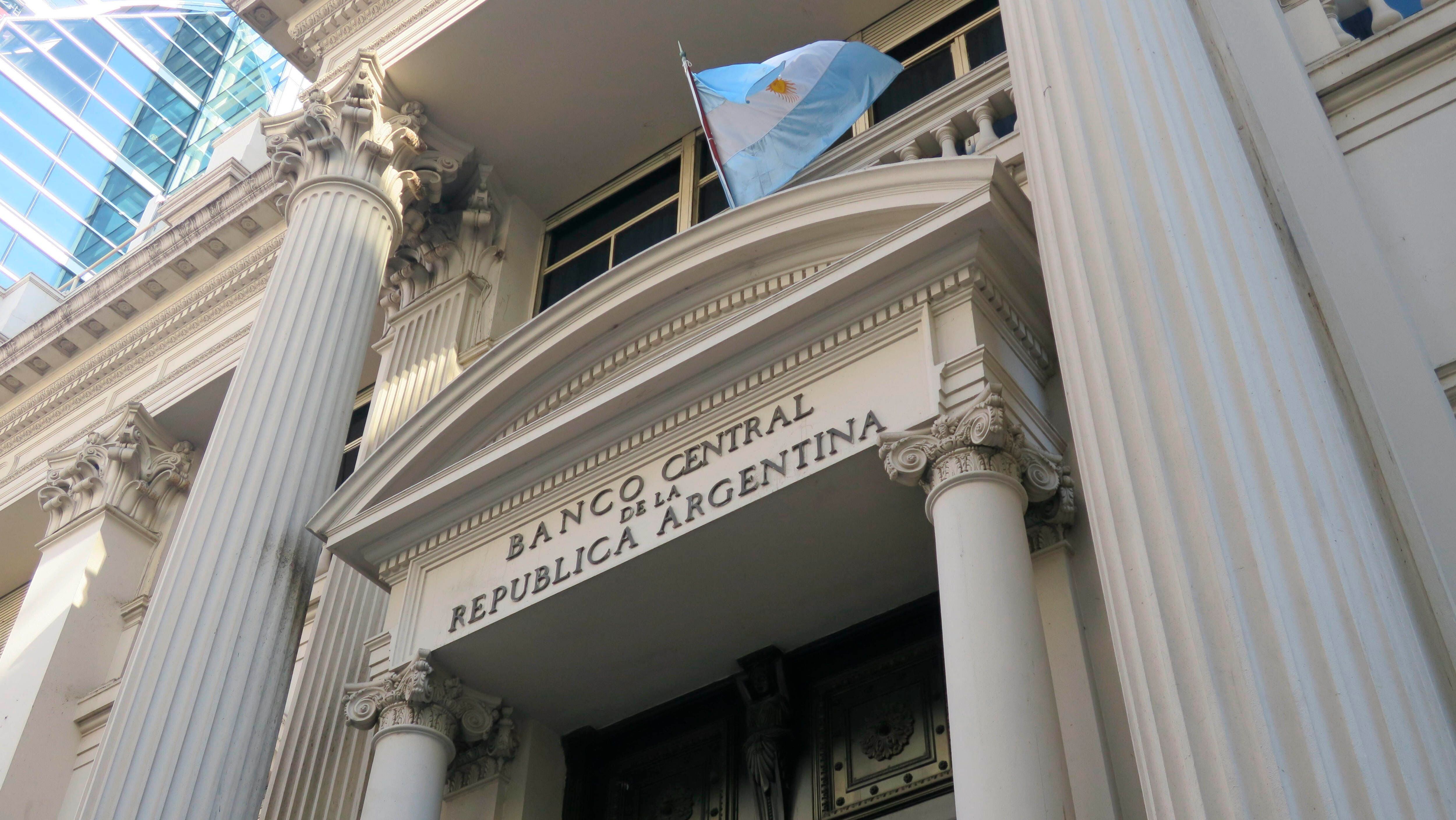 Mientras el oficialismo ataca a los “malvados comerciantes y productores” porque quieren lucrar con el hambre del pueblo argentino, el Banco Central ya tiene emitidos $1,12 billones para financiar el gasto público (EFE)