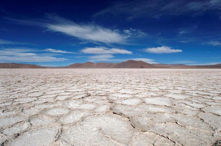 Superficie del Salar del Hombre Muerto, en la cual la surcoreana Posco inició esta semana la segunda fase de un proyecto para producir Carbonato de litio entre Salta y Catamarca (Reuters)