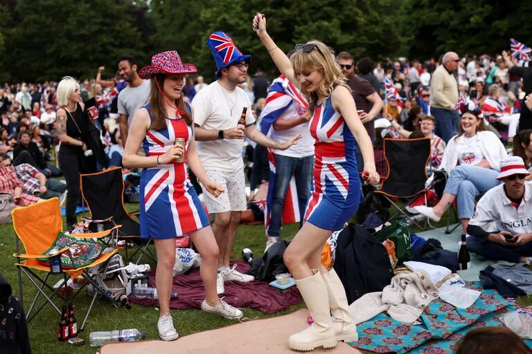 Mujeres británicas bailan en The Mall, antes del concierto de la BBC Platinum Party at the Palace frente al Palacio de Buckingham