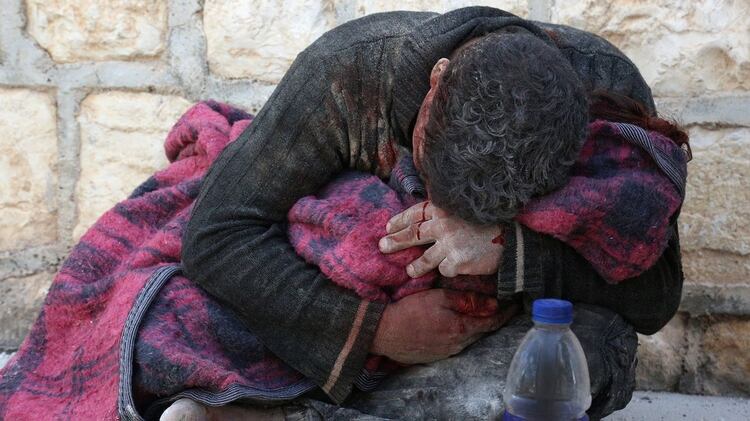 La desesperación del padre (Anas AL-DYAB / AFP)