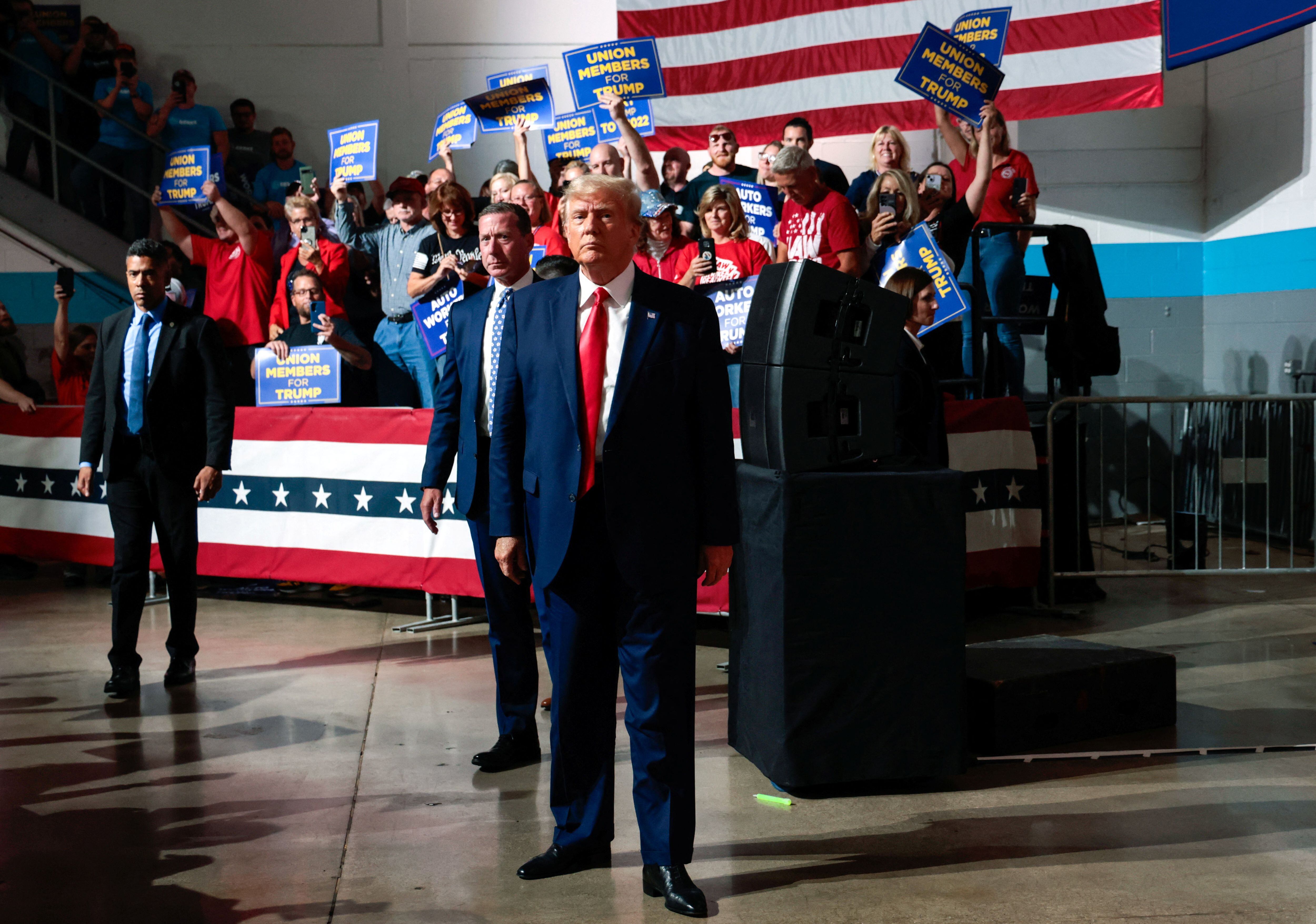 Durante el debate, Trump dio un discurso ante trabajadores de la industria automotriz (Reuters)