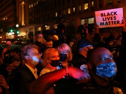 Manifestantes hostigan al senador Rand Paul (R-KY) durante una protesta en Washington, EE.UU. el 27 de agosto de 2020 (REUTERS/Leah Millis)