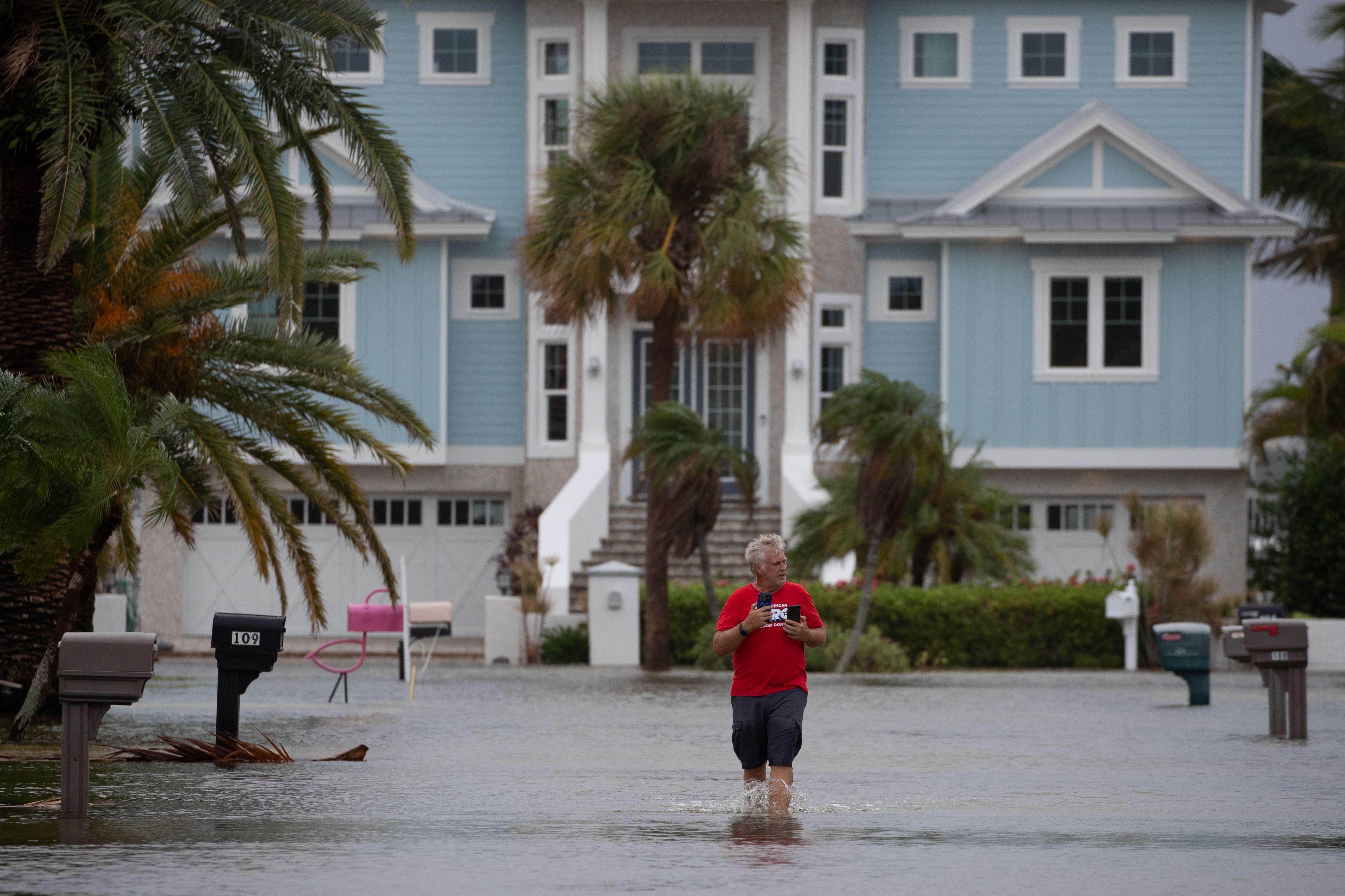 Mike Sellers examina las aguas inundadas después de vadear para controlar a su madre después del huracán Idalia en Clearwater Beach, Florida, EE.UU., 30 de agosto de 2023. REUTERS/Adrees Latif
