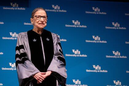 Ruth Bader Ginsburg sonríe mientras recibe un doctorado honorario en Nueva York (Reuters / archivo)