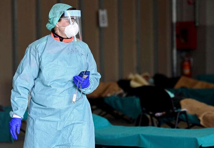 Un miembro del personal médico en el hospital Spedali Civili de Brescia (REUTERS/Flavio Lo Scalzo/archivo)
