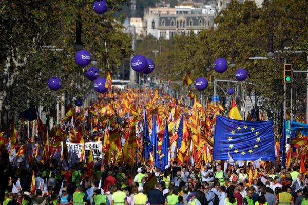 Las banderas de la Unión Europea, bloque que no reconoce la independencia catalana, también se destacan en la marcha (AFP)