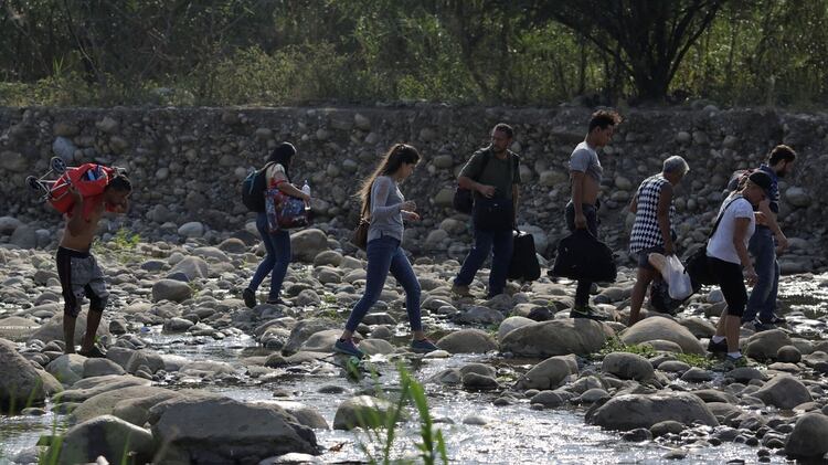 La gente cruza el río Táchira en las afueras de Cúcuta, en la frontera colombiano-venezolana, Colombia, 25 de febrero de 2019 (REUTERS)