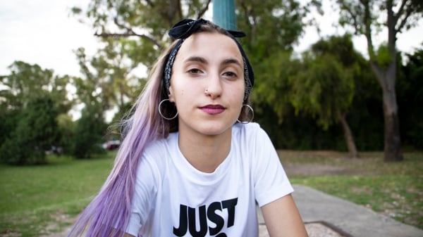 En la plaza, donde se formó como freestyler y donde más cómoda se siente, Taty cuenta que conoció el género en unas vacaciones en Córdoba (Foto: Lihue Althabe)