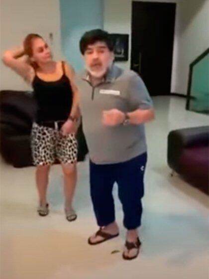 Captura del video de Maradona bailando con Verónica Ojeda