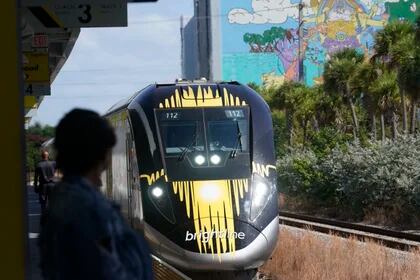 Además de Florida, Brightline tiene en desarrollo una línea que conectará el sur de California con Las Vegas, con trenes que alcanzarán velocidades de hasta 190 millas por hora. (AP Foto/Marta Lavandier)