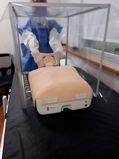 Demostración del tratamiento de un paciente con COVID-19 dentro de la cámara aislante (UNTREF)