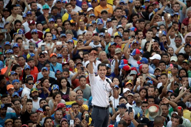 El 10 de enero pasado más de 50 países del mundo desconocieron el segundo mandato de Nicolás Maduro y respaldaron al Parlamento como el único poder legítimo de Venezuela. EEUU fue el primer Estado en respaldar a Juan Guaidó como presidente encargado del país. (Reuters)
