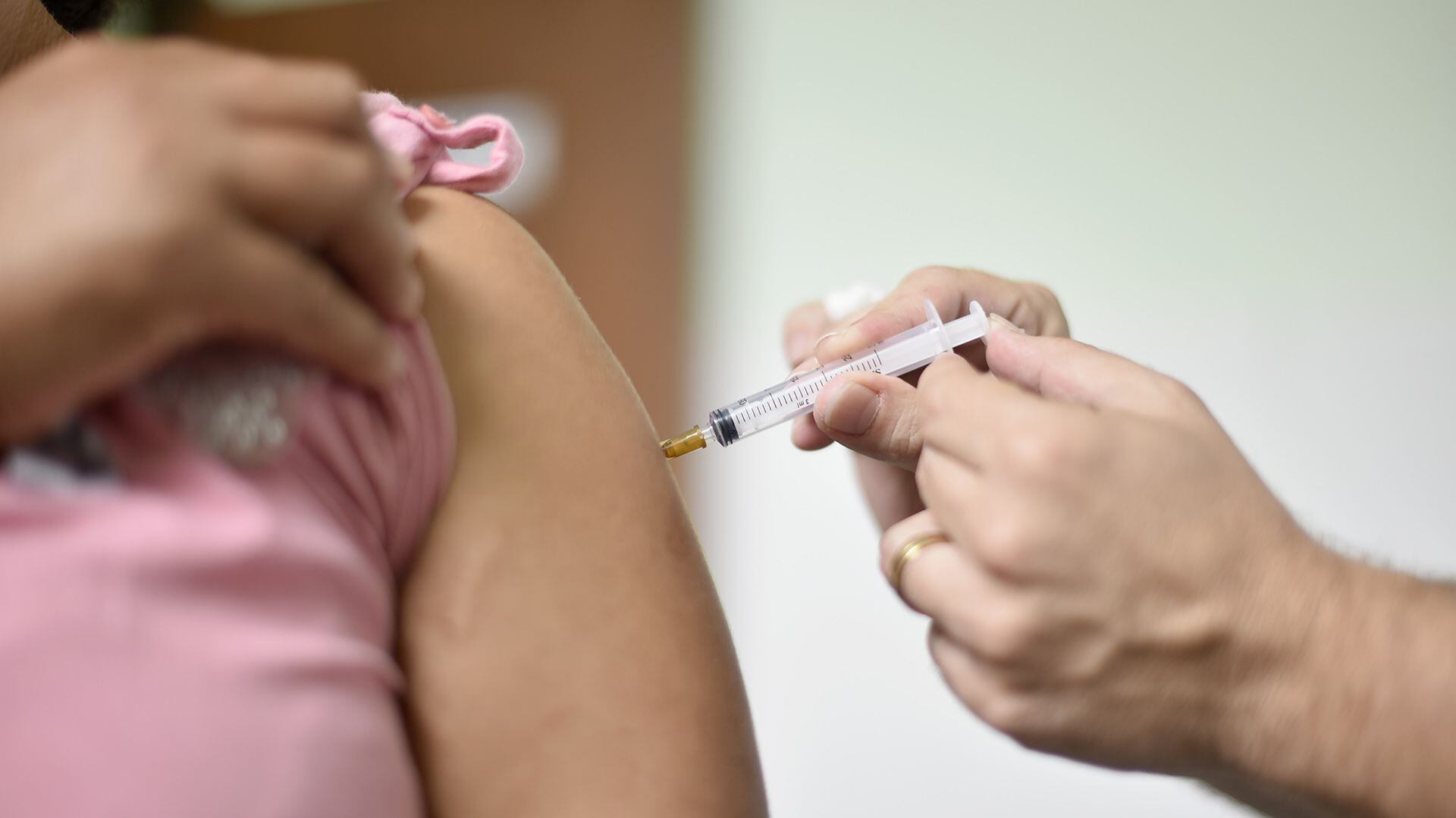 La fiebre amarilla no tiene cura, por lo que el único método para prevenirla es la vacunación (AFP)