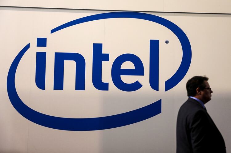 FOTO DE ARCHIVO: Un visitante pasa un logotipo de Intel en el Mobile World Congress en Barcelona, ​​España, 26 de febrero de 2018. (REUTERS / Sergio Perez)