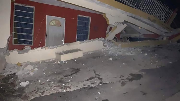 Además de los daños edilicios, un hombre murió al ser golpeado por una pared en su casa (REUTERS/Ricardo Ortiz)