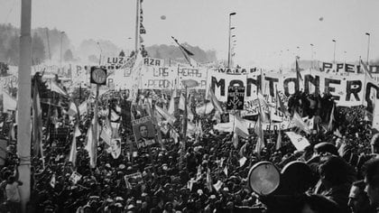 1º de Mayo de 1974, el presidente Juan Domingo Perón expulsó a Montoneros de la Plaza de Mayo al tratarlos de “estúpidos que gritan”. Lo expresó ante una multitud que aclamaba a su líder, en respuesta a sus cánticos: ¡Qué pasa, qué pasa, qué pasa, General, que está lleno de gorilas el gobierno popular!”.