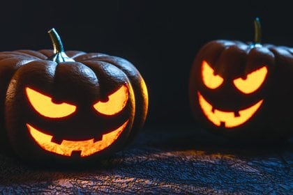 El día de muertos se celebra el 2 de noviembre y Halloween el 31 de octubre. 