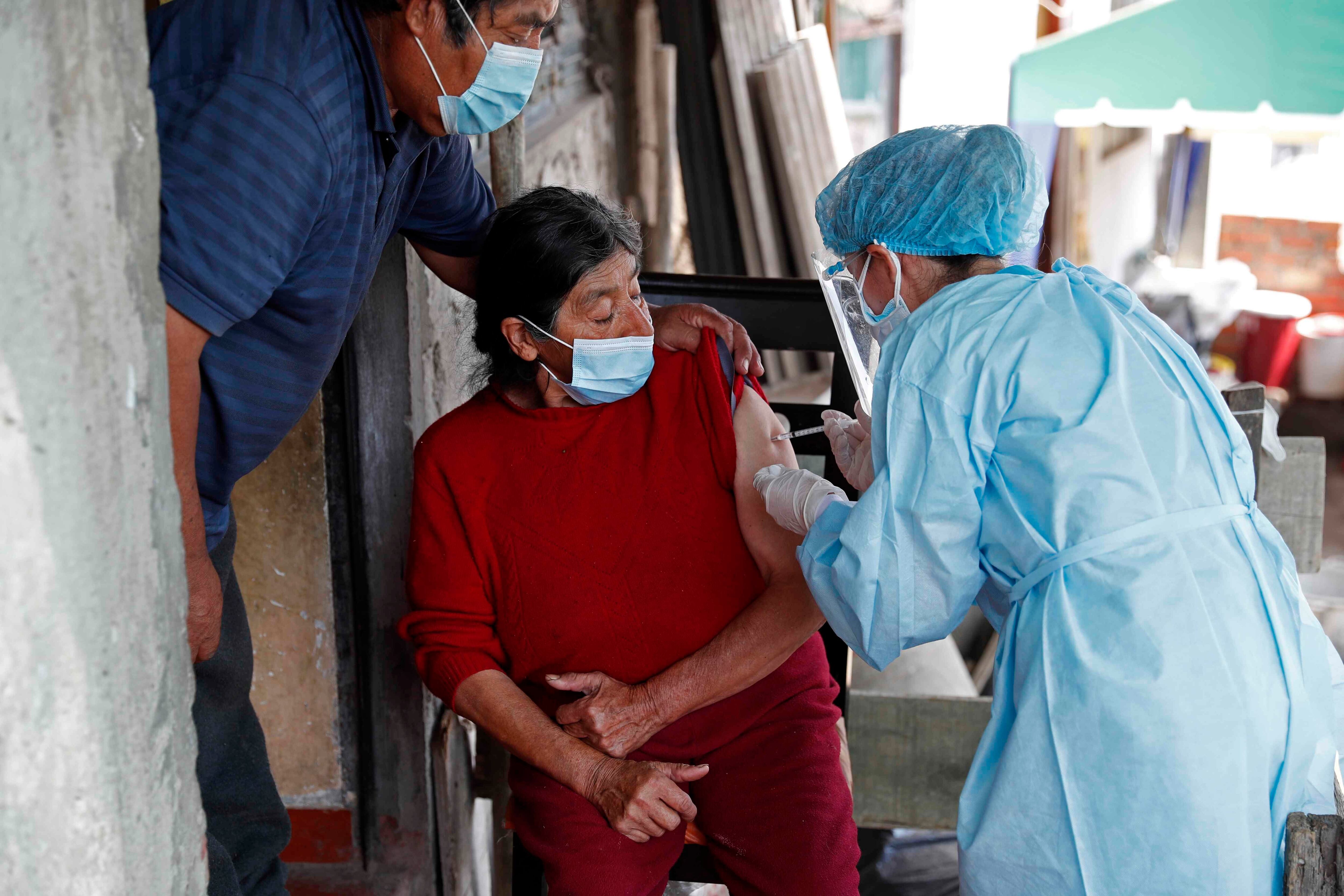 Fotografía de archivo de una mujer mientras es vacunada contra la covid-19 en el ""Cerro El Agustino"", en Lima (Perú). EFE/ Paolo Aguilar