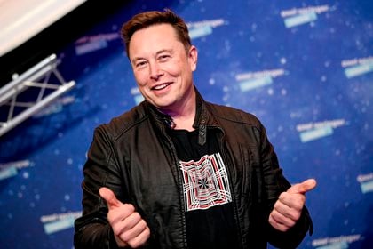 El consejero delegado de Tesla, Elon Musk, incluyó Bitcoin entre las inversiones de la empresa y ahora permite comprar sus atuso con la criptomoneda. EFE/EPA/BRITTA PEDERSEN/Archivo
