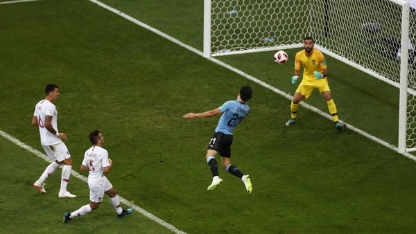 Edinson Cavani anotó con su hombro el primer gol de Uruguay ante Portugal (REUTERS/Sergio Perez)