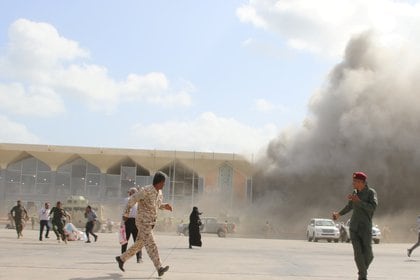 El personal de seguridad y la gente reaccionan durante el ataque al aeropuerto de Adén (REUTERS/Fawaz Salman)
