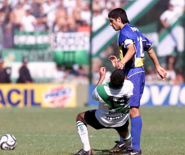 Santa Cruz marcó a Román metiéndole la mano en la cola, él reaccionó y fue expulsado por Fabián Madorrán (Banfield-Boca, Clausura 2002)