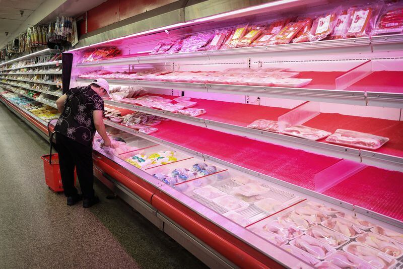 FOTO DE ARCHIVO-Una persona compra carne en un supermercado en Manhattan, Nueva York, Estados Unidos. 8 de agosto de 2022. REUTERS/Andrew Kelly