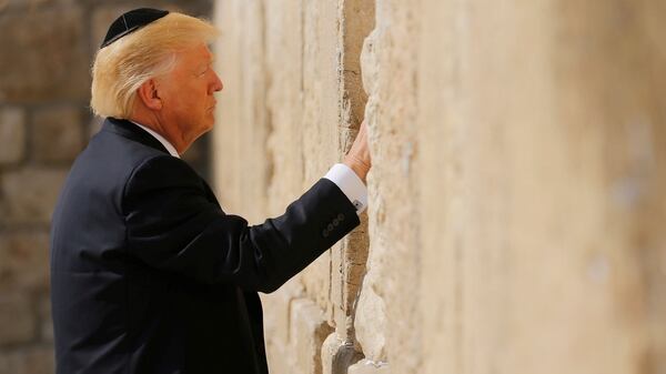 Donald Trump, en el Muro de los Lamentos (Reuters)