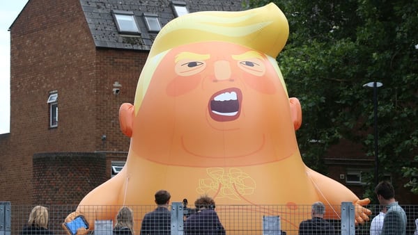 Activistas han preparado un globo gigante como símbolo de las manifestaciones contra el presidente estadounidense (AFP)