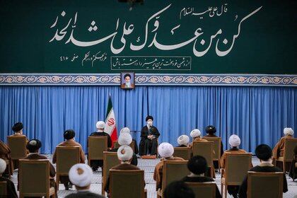 El líder supremo Ali Khamenei aseguró que Irán no cumplirá sus compromisos nucleares hasta que EEUU levante las sanciones contra Teherán (Official Khamenei Website/Handout via REUTERS)