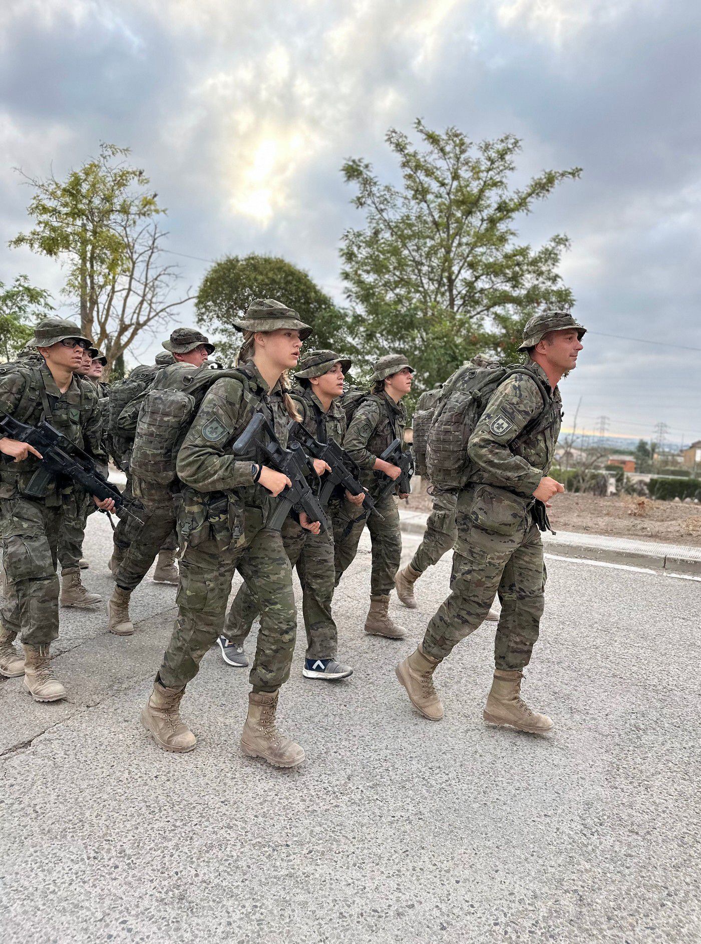 Leonor, durante una marcha en un ejercicio de su formación militar. (Casa Real)