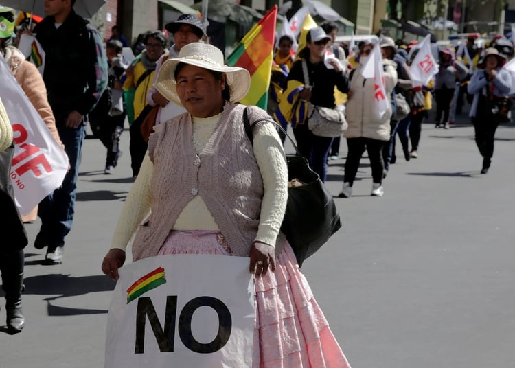 Una mujer sostiene un cartel durante un mitin en defensa de un referéndum destinado a impedir la reelección del presidente Evo Morales en La Paz, Bolivia, el 10 de junio de 2019. (Reuters)