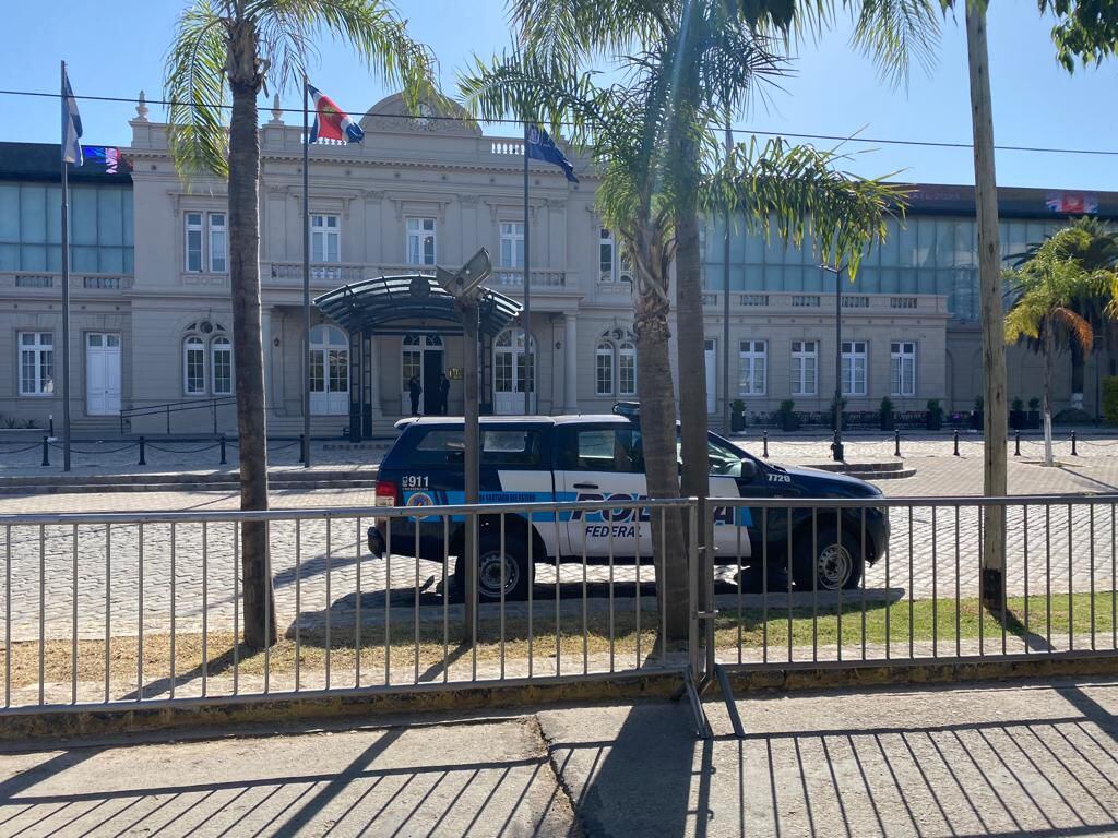 La explanada del Forum de Santiago del Estero por donde ingresarán los cinco candidatos a presidente