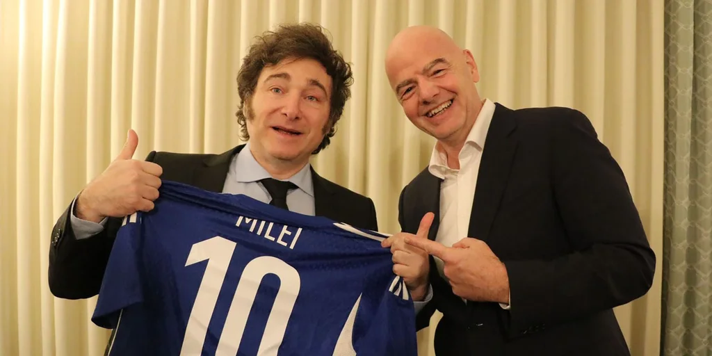 Javier Milei se reunió con Gianni Infantino en Los Ángeles: los regalos del presidente de la FIFA