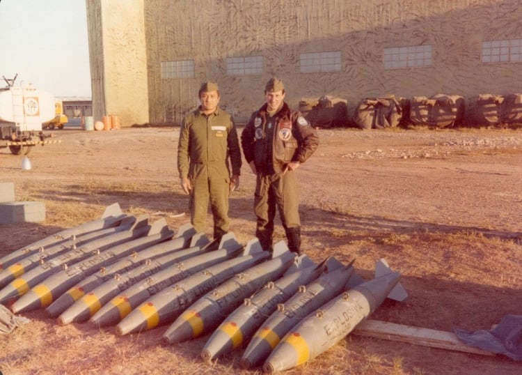 Alberto Philippi, alias “Mingo” en la base de Río Grande con uno de los técnicos que preparaban las espoletas de las bombas con retardo para que las esquirlas no impactaran en los Skyhawk al ser lanzadas