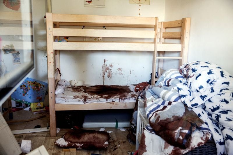 Un dormitorio de niños manchado de sangre por todas partes en una casa familiar en el kibutz Nir Oz tras una infiltración mortal de terroristas de Hamas desde la Franja de Gaza, en el kibutz Nir Oz, en el sur de Israel (Reuters)