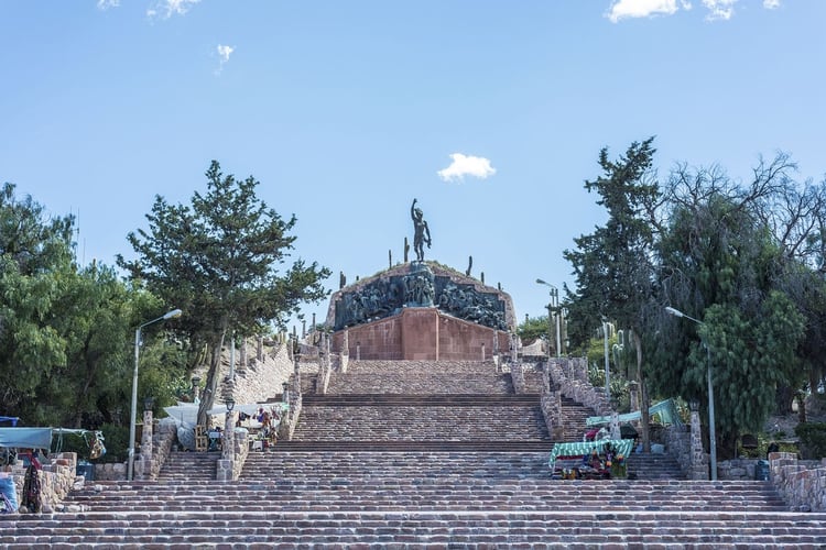 el Monumento a los Héroes de la Independencia, que atrae a visitantes de todos los rincones del país (Shutterstock)