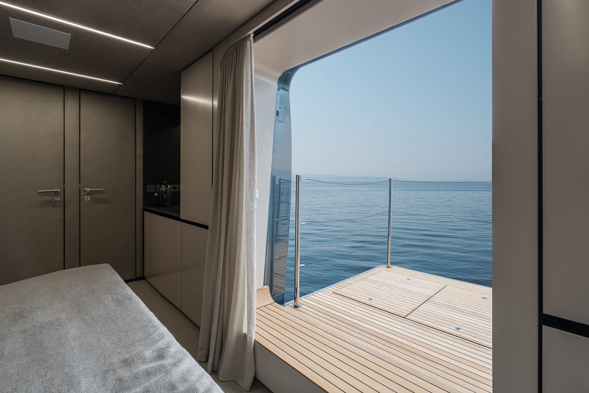 Balcón plegable del camarote principal del yate. (Sunreef Yachts)