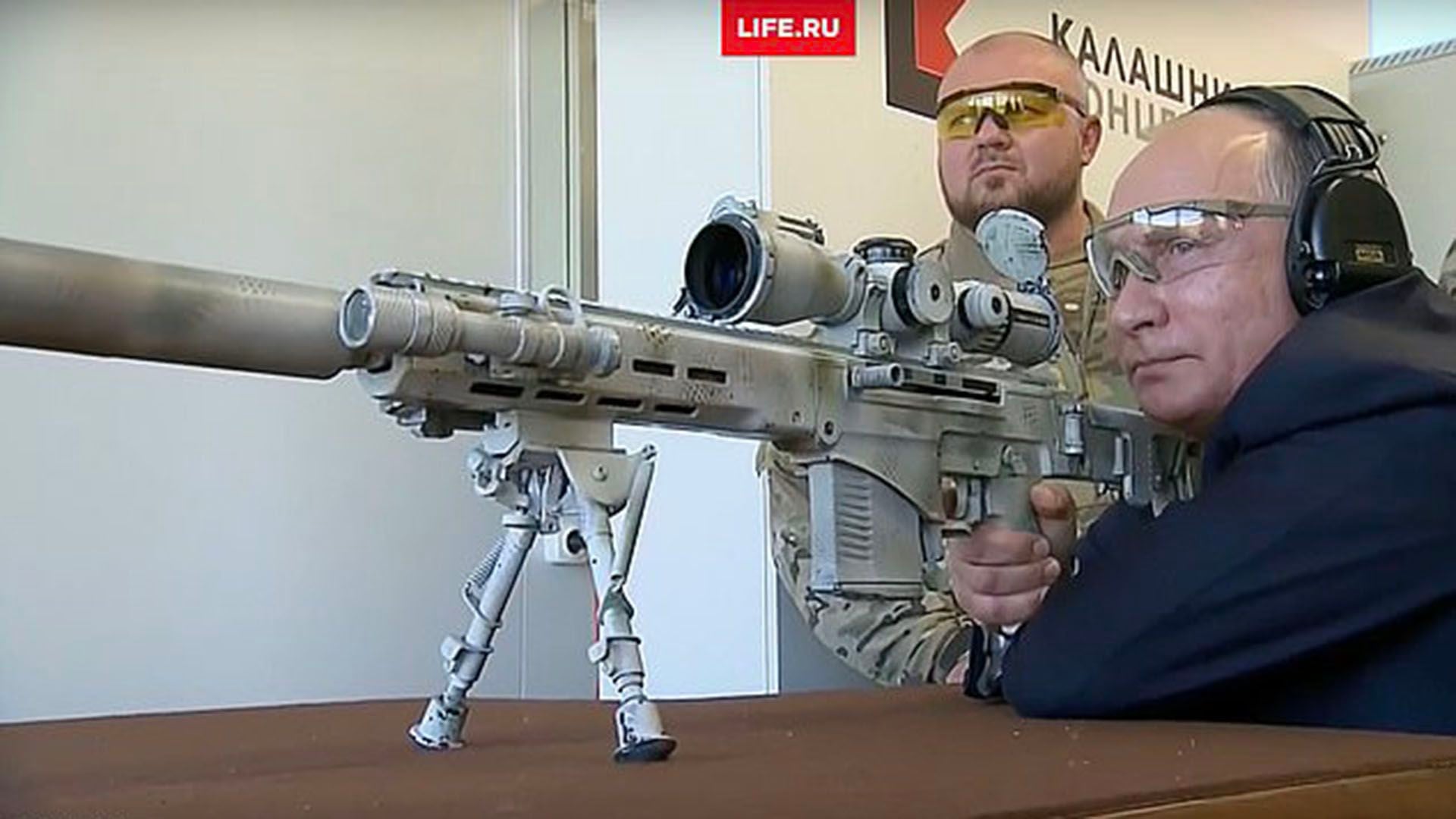Putin disparando con un moderno fusil Kalashnikov