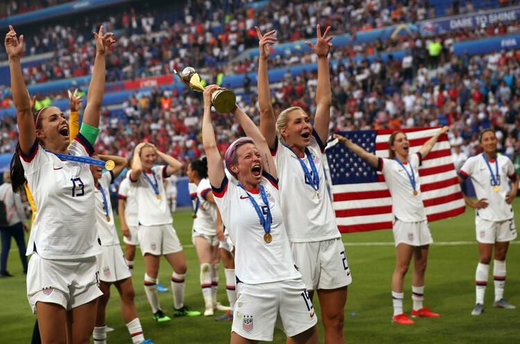 Megan Rapinoe (centro) con el trofeo de campeonas de la Copa Mundial femenina tras la victoria de Estados Unidos por 2-0 ante Holanda en la final en Lyon, Francia, el domingo 7 de julio de 2019. (AP Foto/Francisco Seco)
