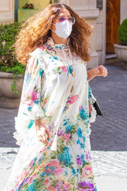 Salma Hayek lució un vestido estampado de flores durante un paseo por las calles de Roma, Italia
