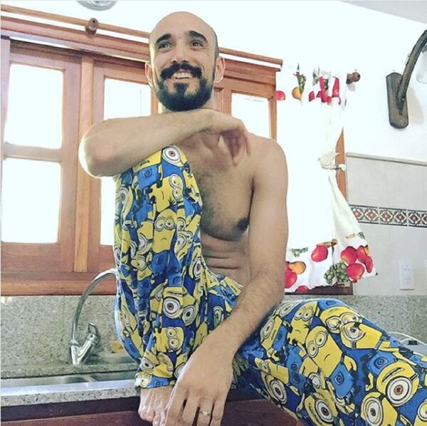 El cantante publicó una foto en la cocina de la fanática que le dejó su casa durante dos días