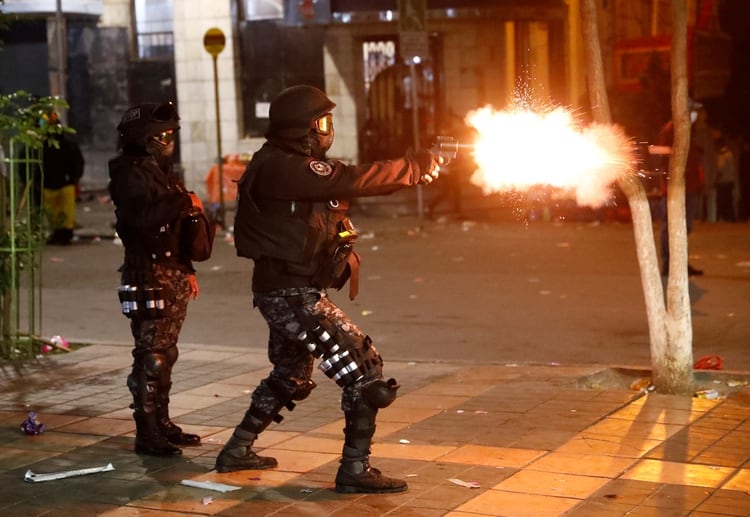 La policía reprime a manifestantes en La Paz, Bolivia. (REUTERS/Kai Pfaffenbach)