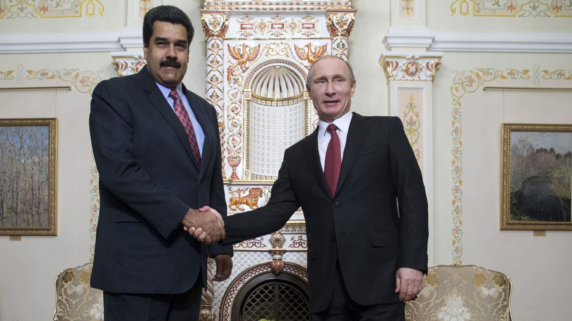 Nicolás Maduro y Vladimir Putin. Bloomberg descubrió los vuelos que llevaban dinero en efectivo a Caracas desde Moscú (EFE)