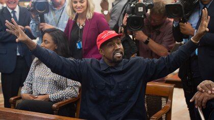 Kanye con la clásica gorra roja de Trump (AFP)