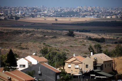 Foto de archivo: Edificios en la Franja de Gaza se ven en el fondo mientras las casas de la ciudad israelí de Sderot se ven en primer plano. Imagen tomada el 24 de septiembre de 2020. REUTERS/Amir Cohen